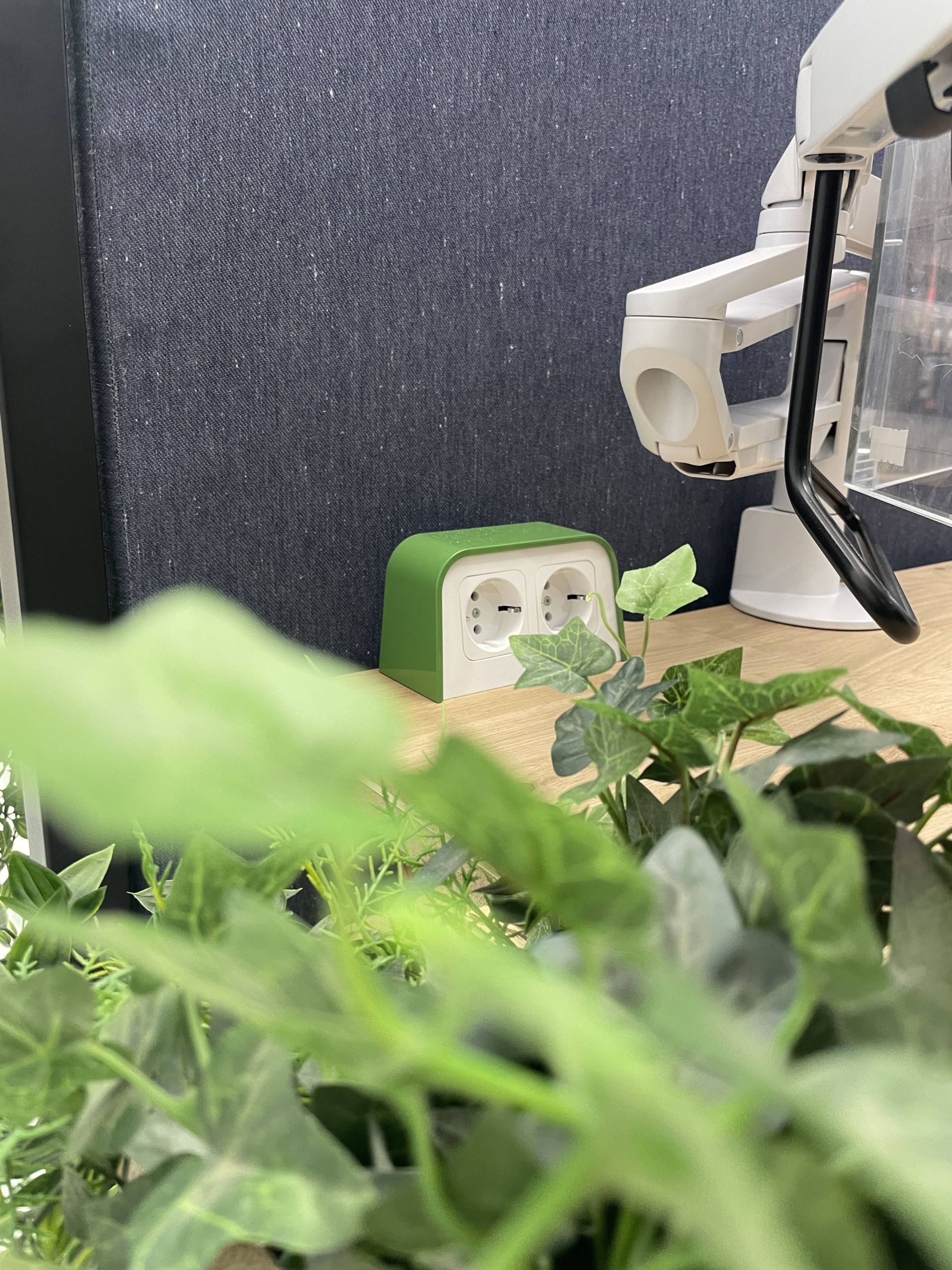 Groen wit stopcontacten op bureau, design A&H Meyer