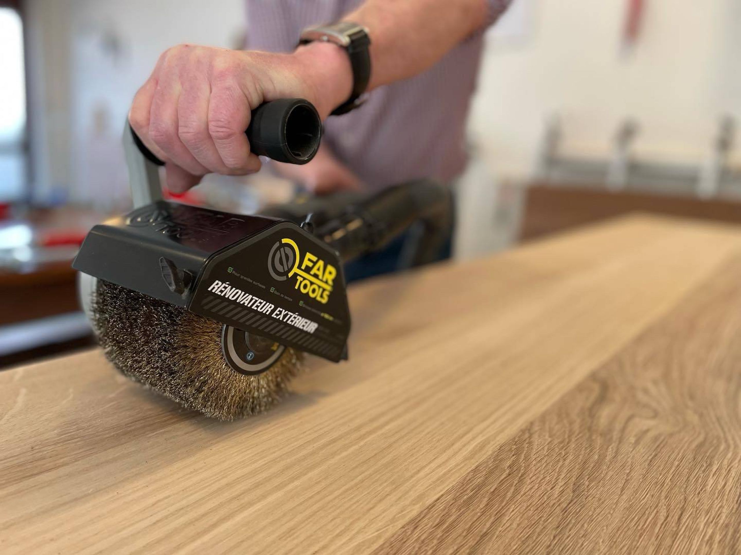 Borstelen met de hand van tafelbladen