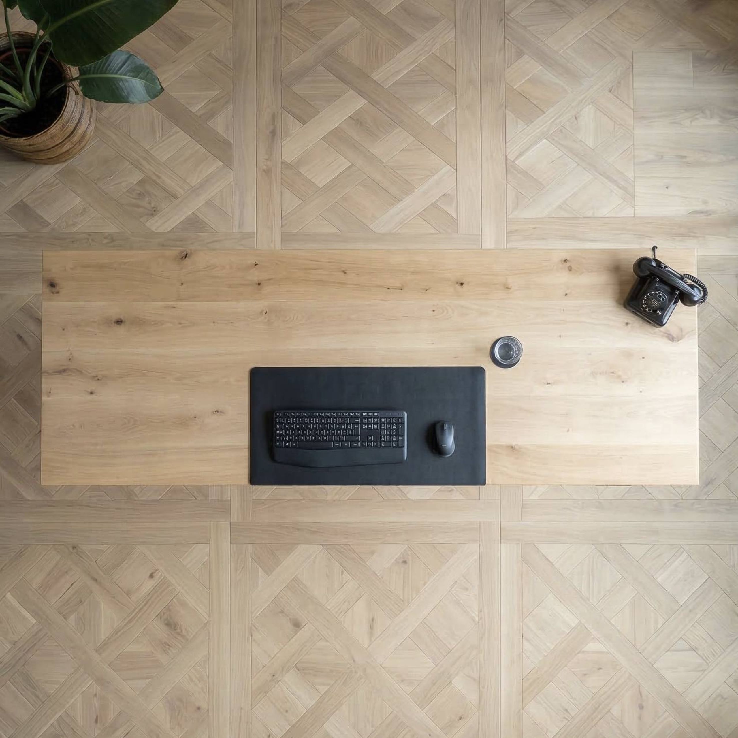 Bovenaanzicht blank eiken bureaublad met noesten