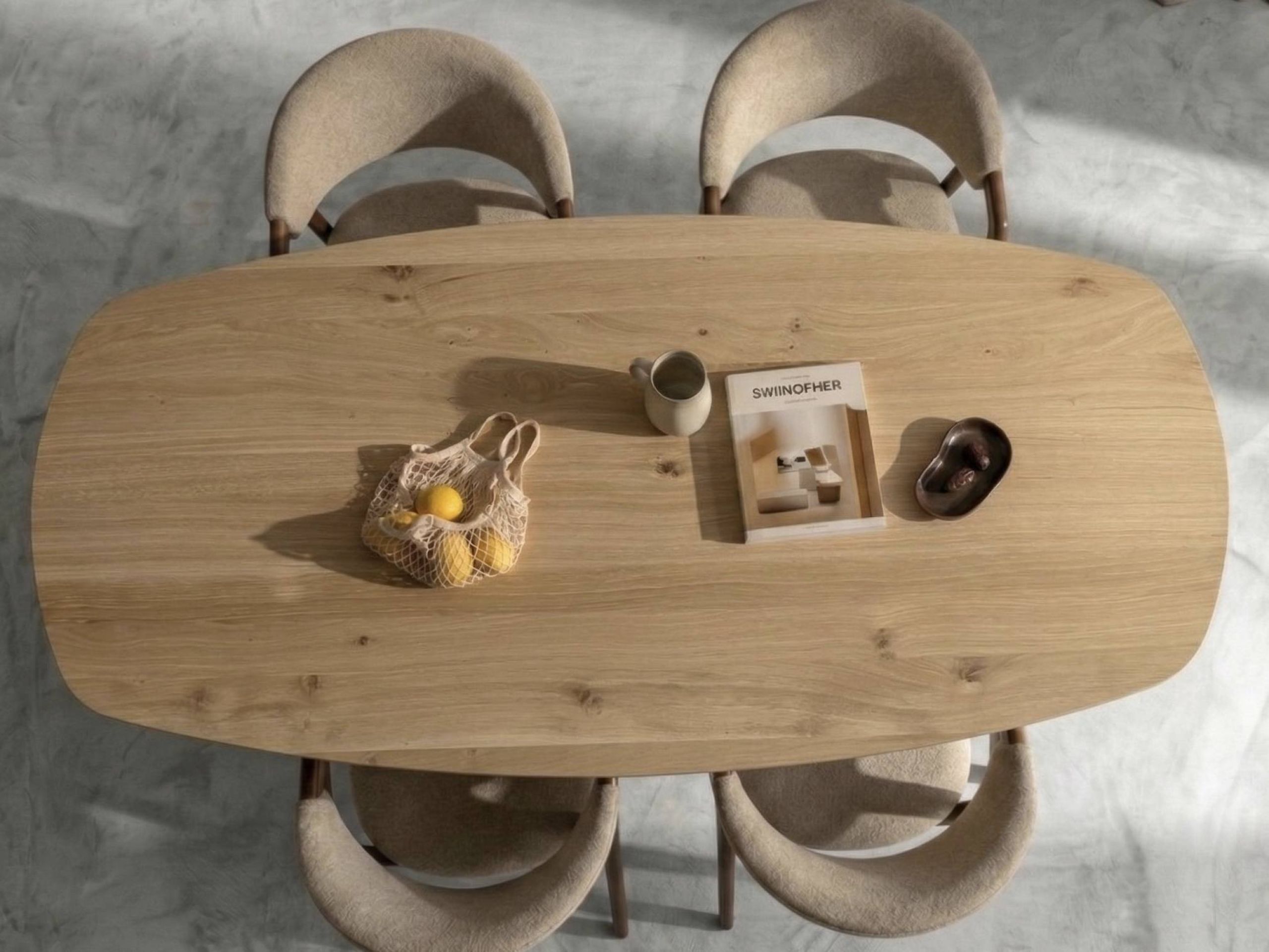 Deens ovale tafel met eiken blad en noesten