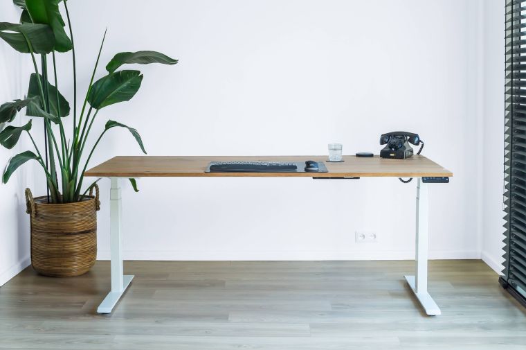 Wit onderstel met donker eiken bureaublad