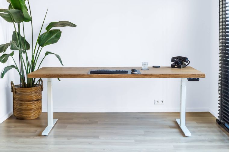 In hoogte verstelbaar bureau donker eiken met wit onderstel