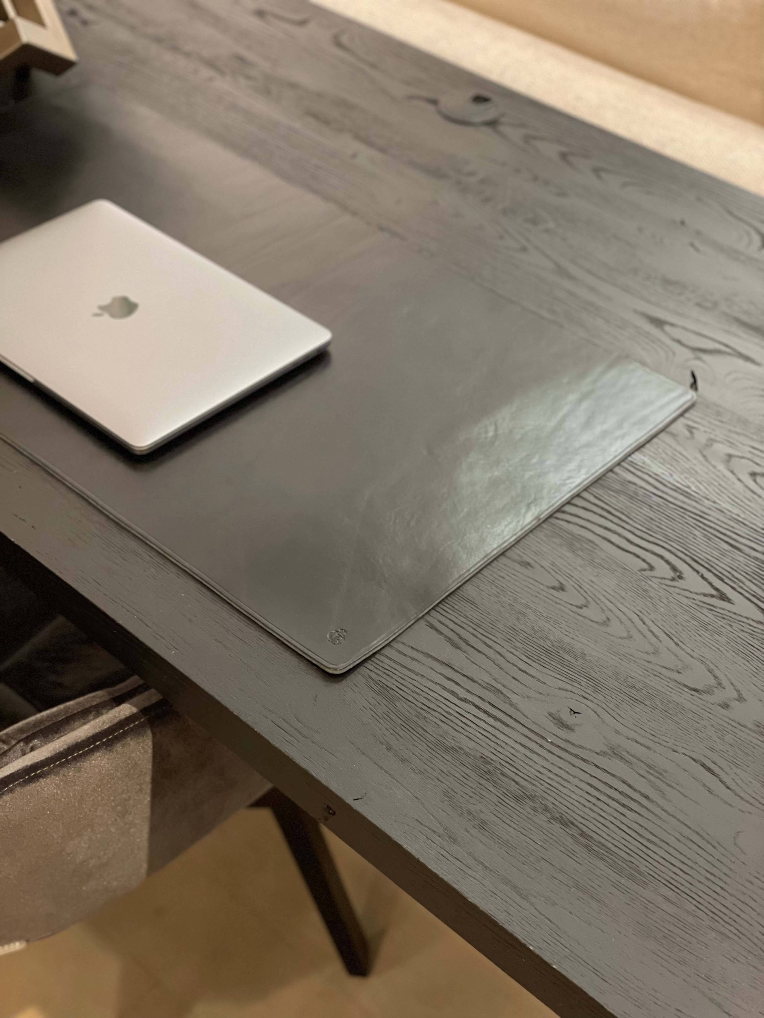 Zwart behandeld eiken bureaublad en bureaulegger