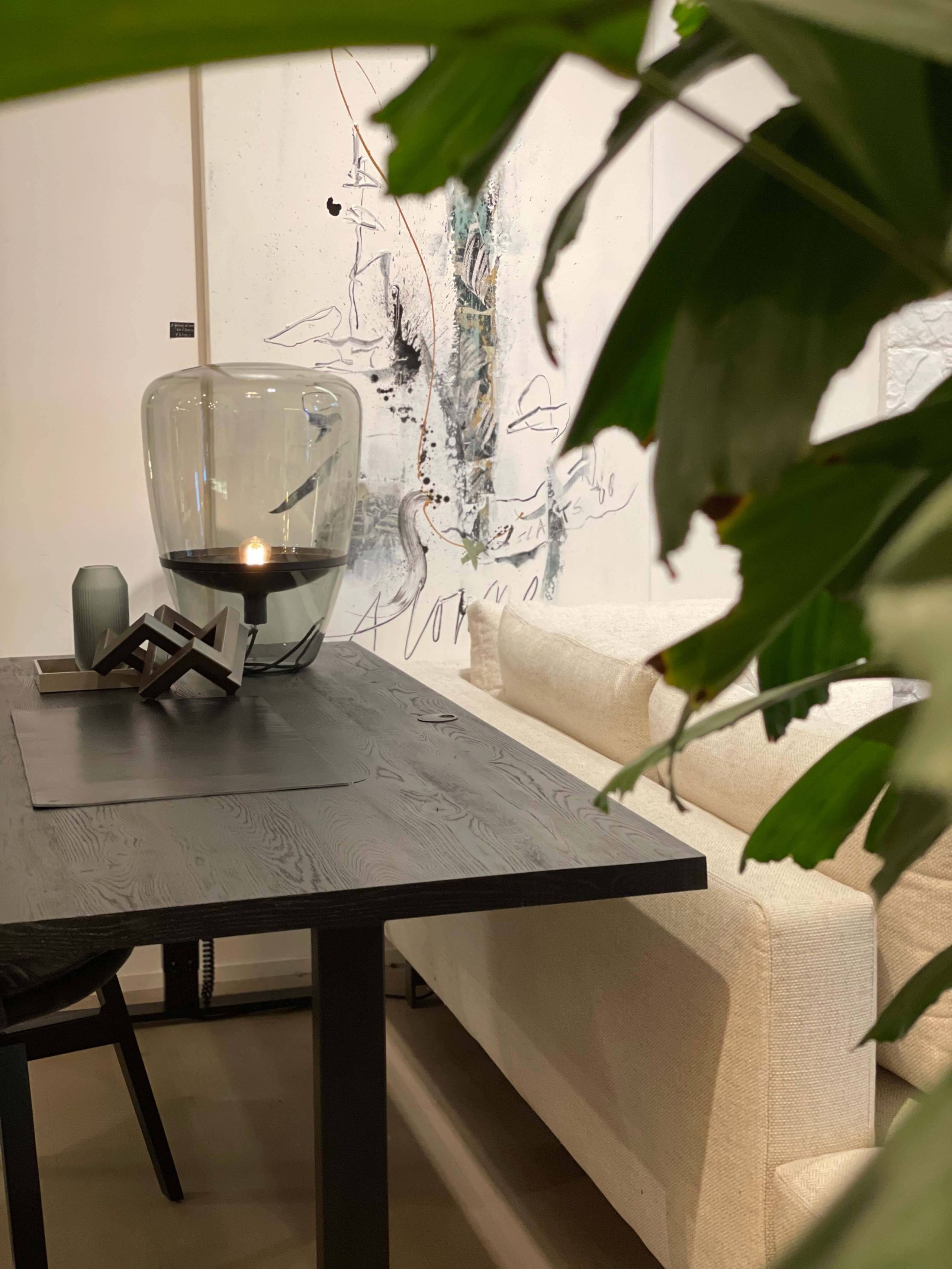 Verfijnd zwarte design bureaublad in luxe kamer