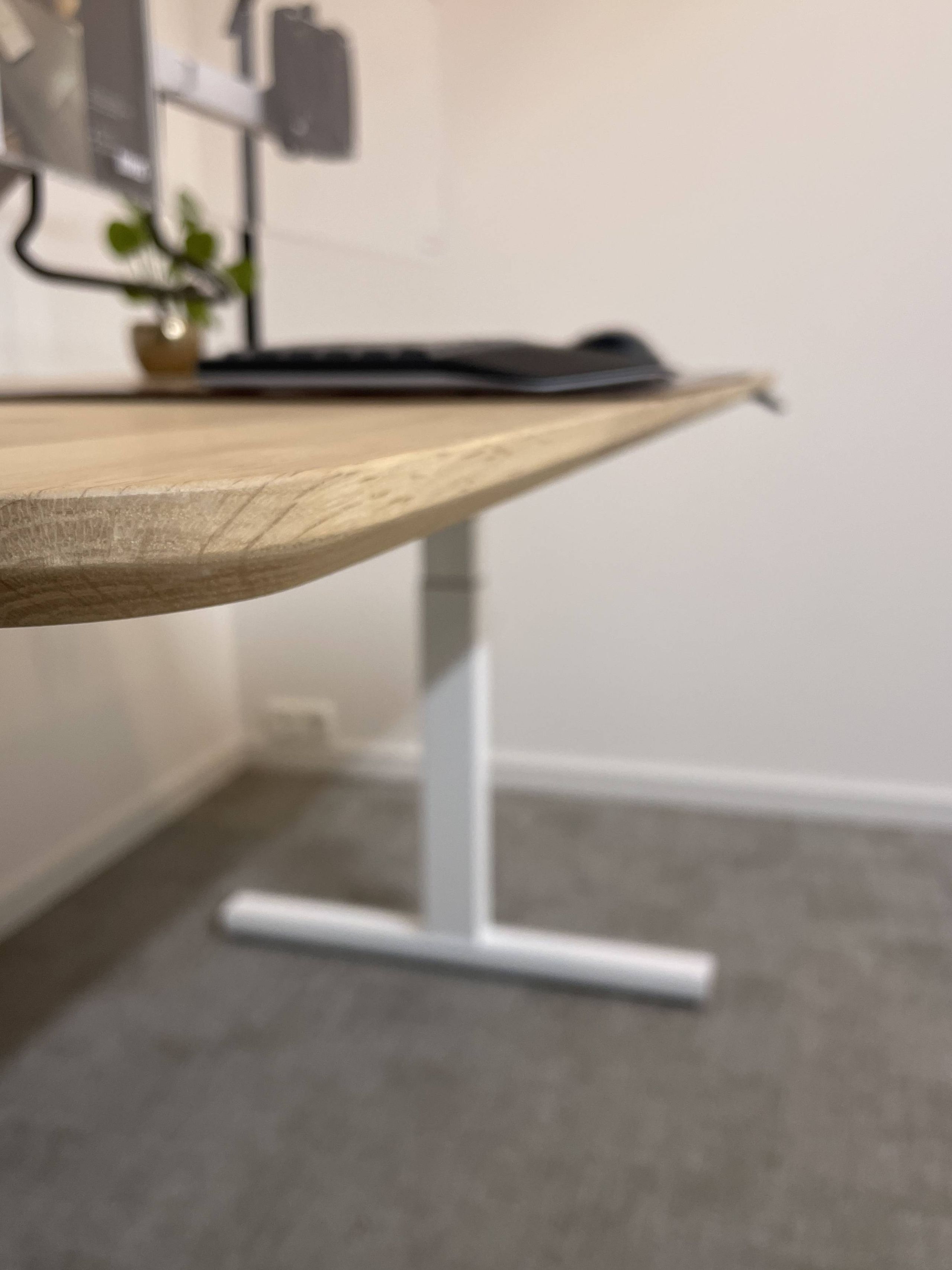 Facet rand zit-sta bureau design