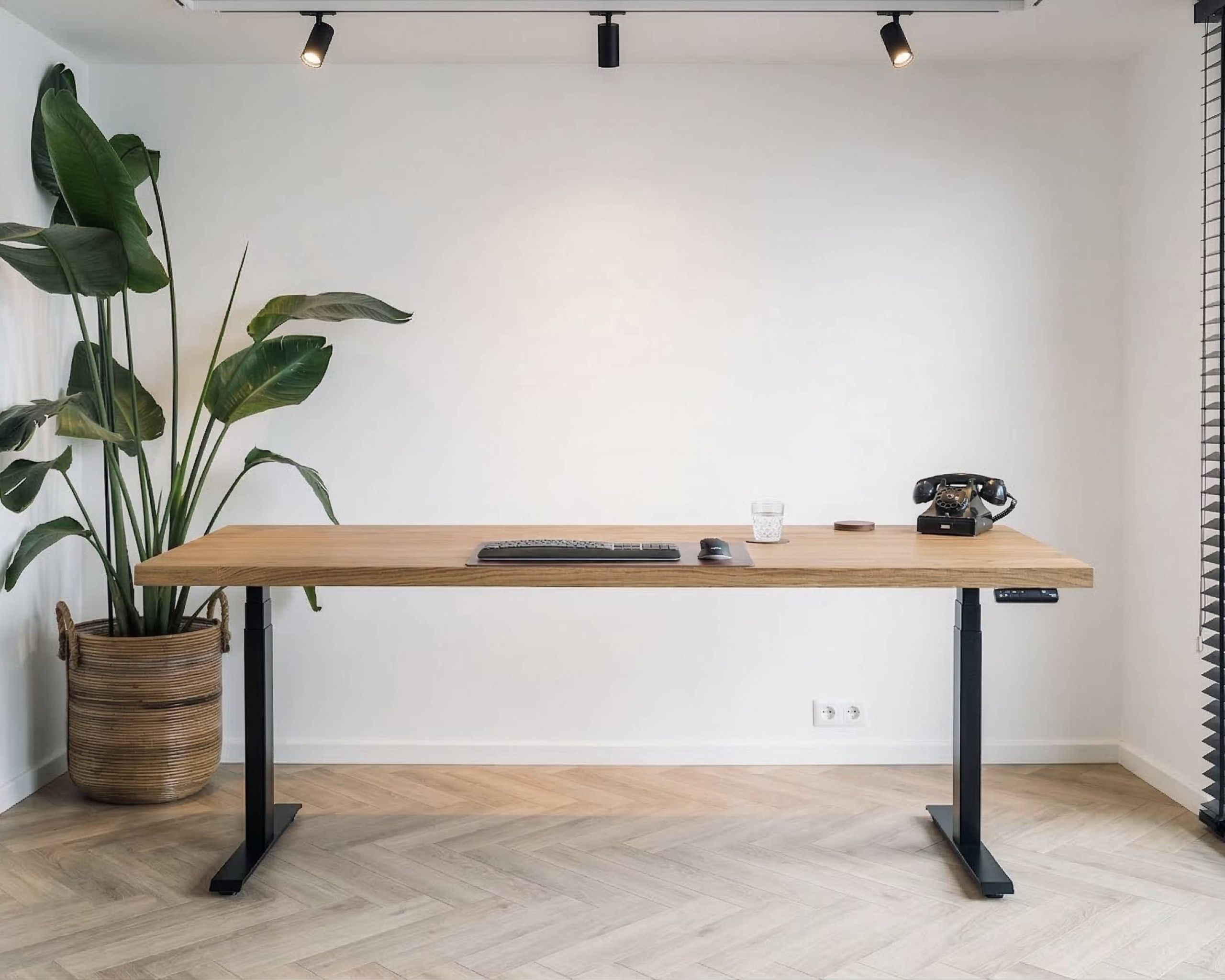 Blank eiken visgraat vloer, zwart onderstel en gestoomd eiken bureaublad