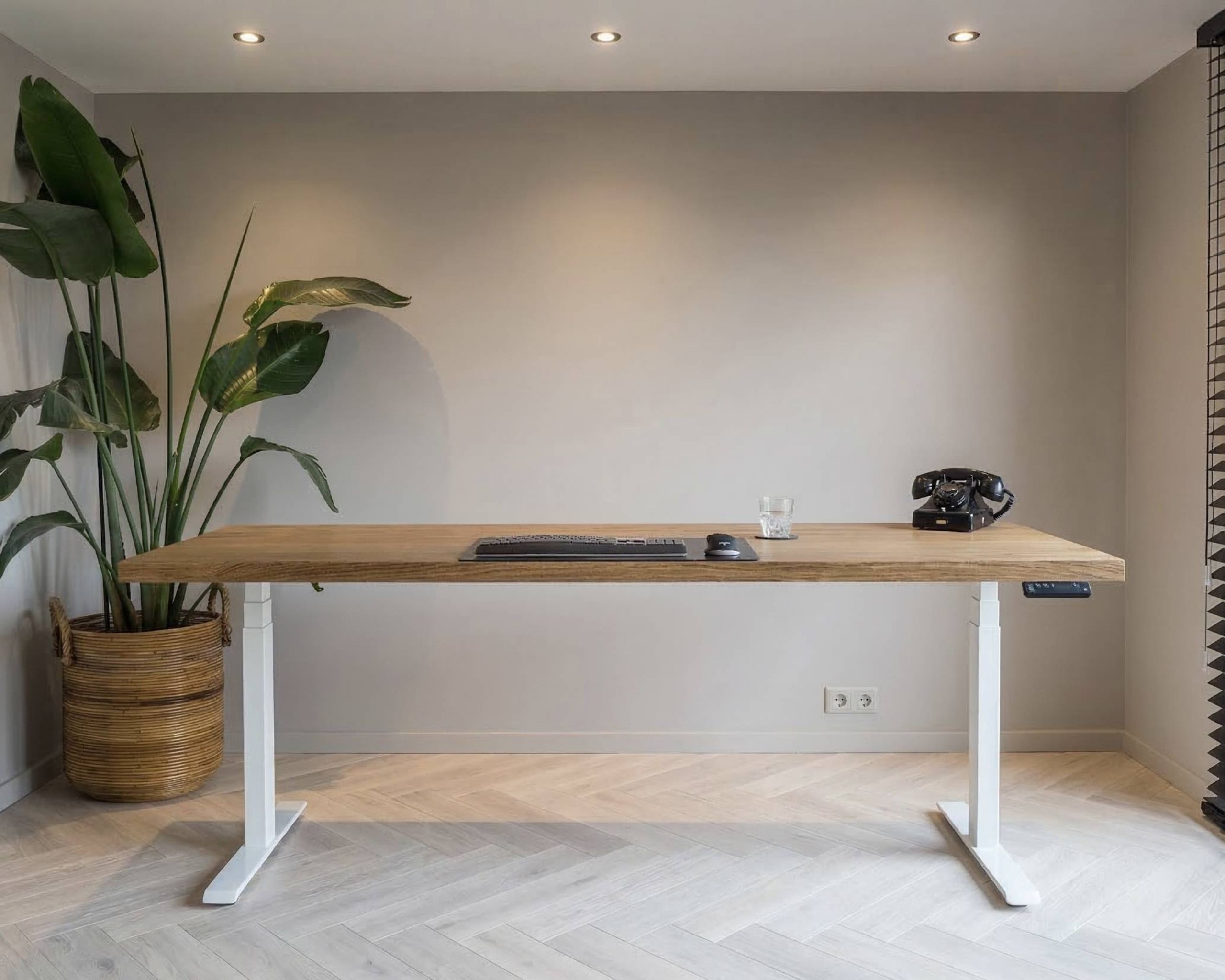 Gestoomd eiken edge bureaublad met wit onderstel