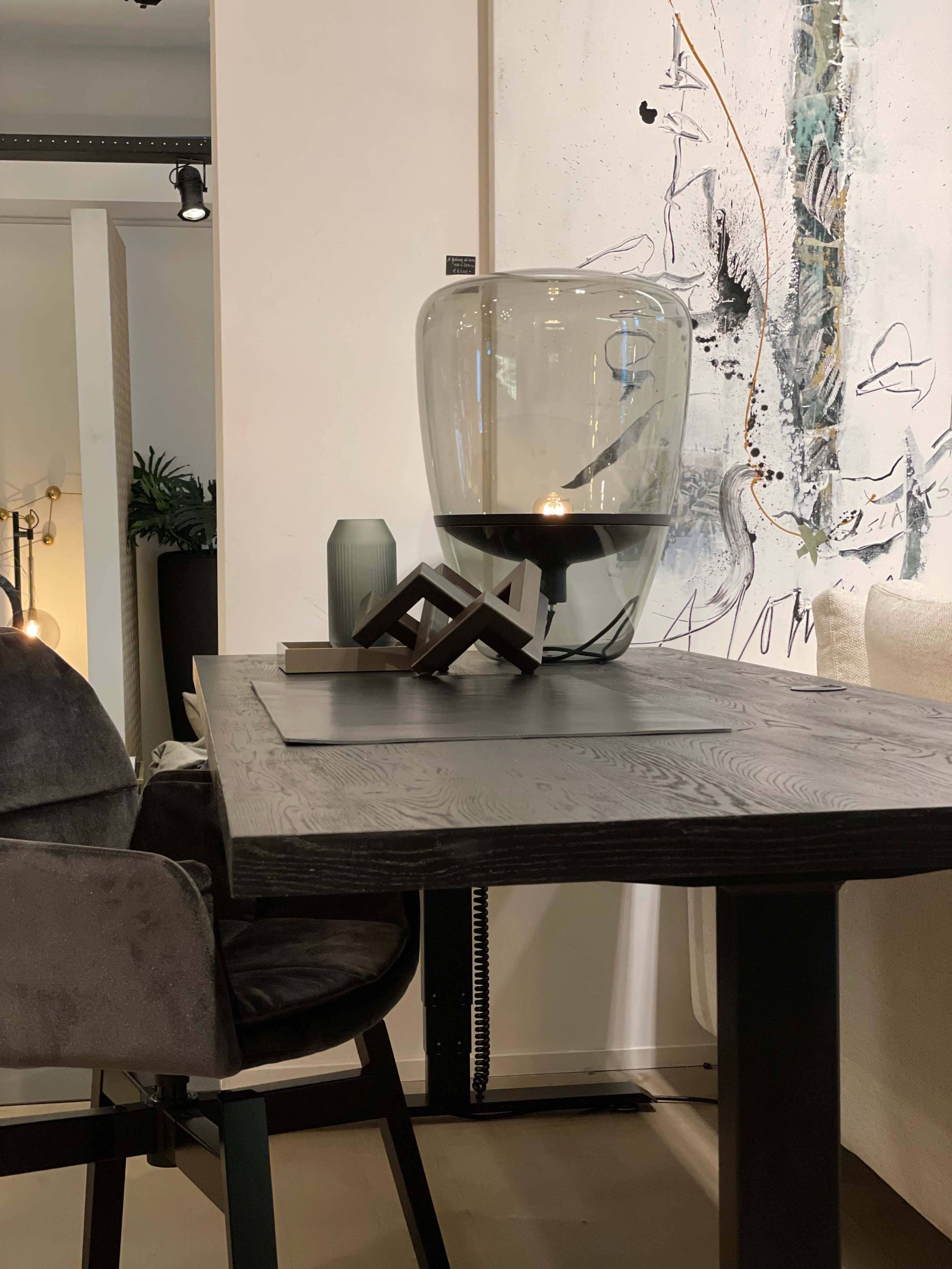 Maatwerk zwart behandeld zit-sta bureau met verdikte rand