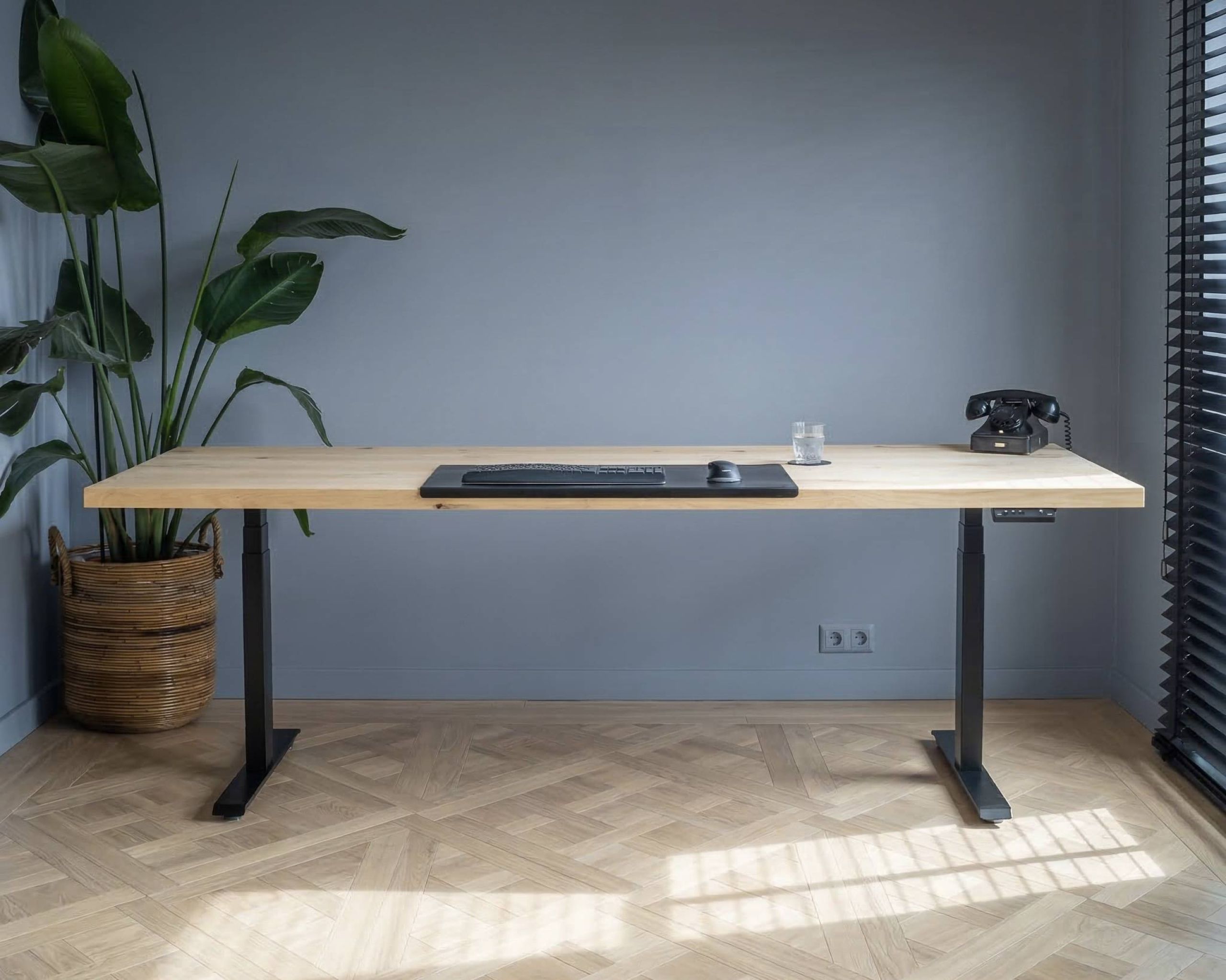 Paarse muur met blank eiken tafelblad en zwart onderstel