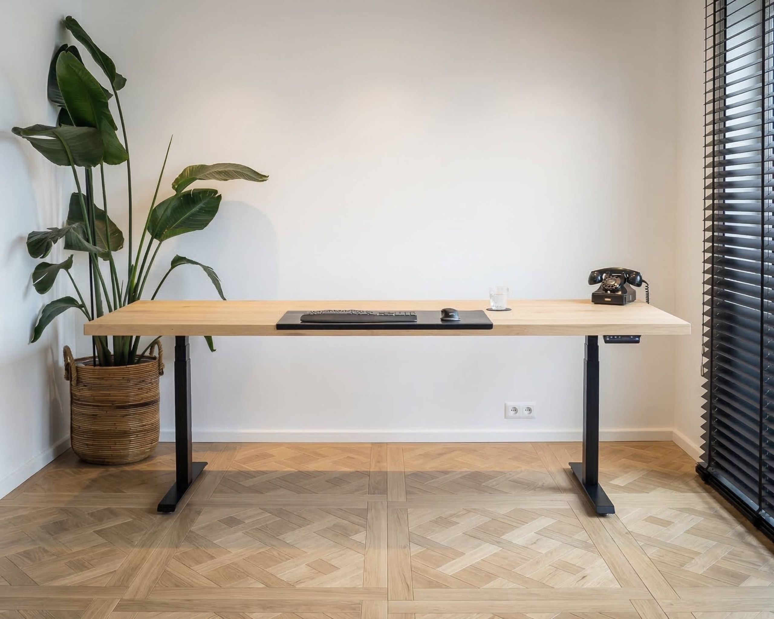 Eikenhouten tafelblad zonder noesten op zit-sta onderstel