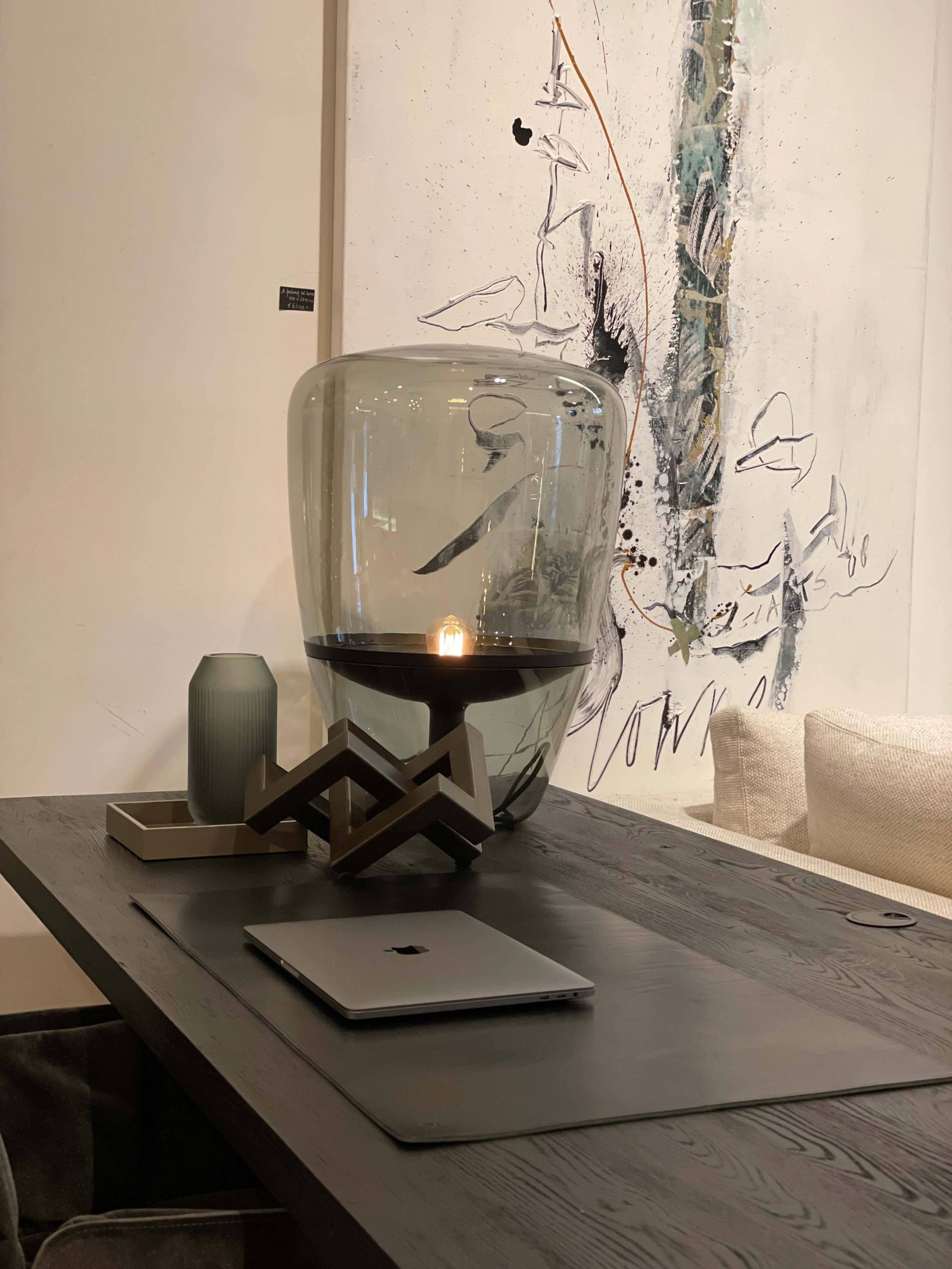 Zwart behandelde tafelblad in luxe woonkamer