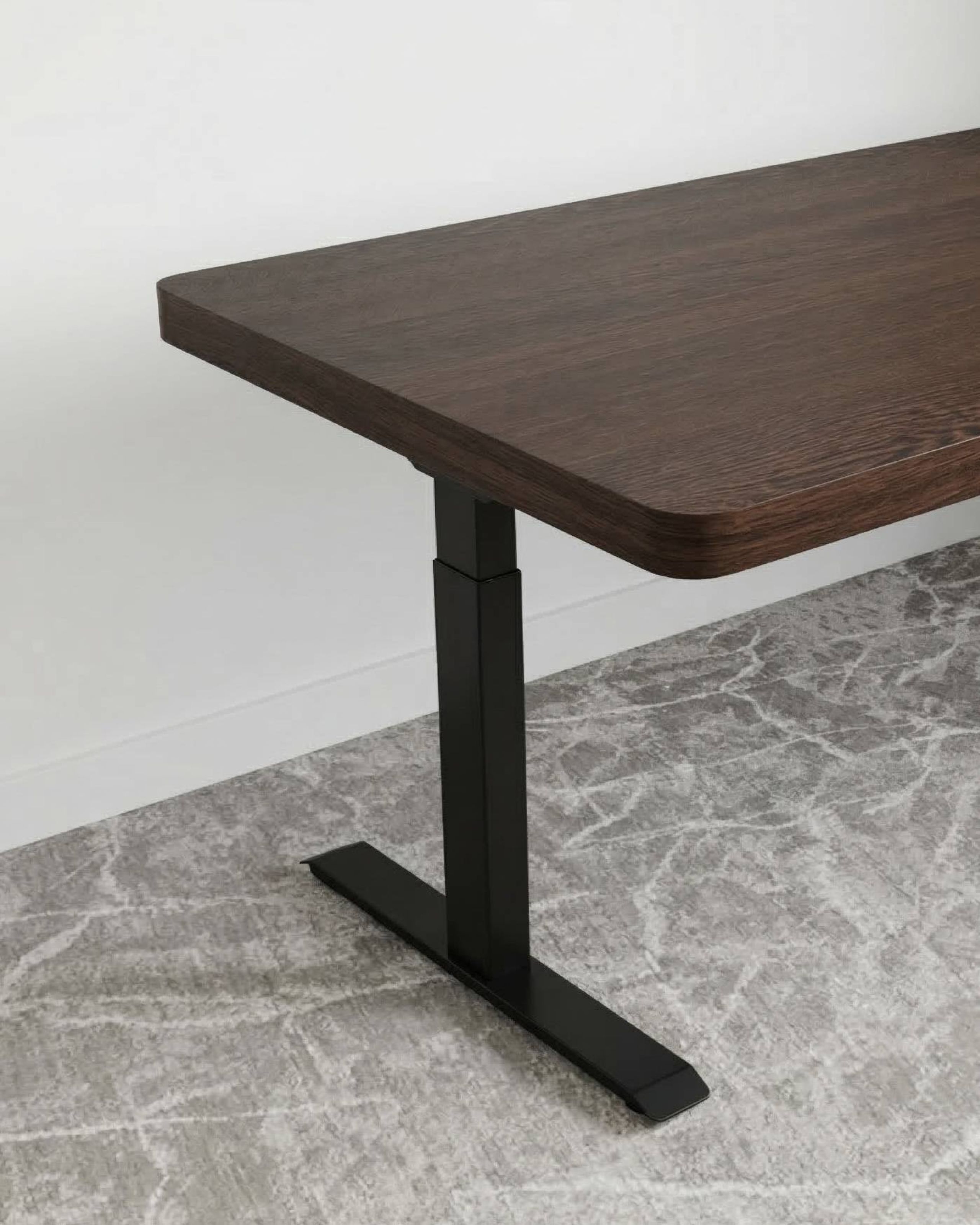 Wengé bureaublad met afgeronde hoeken op zit-sta frame