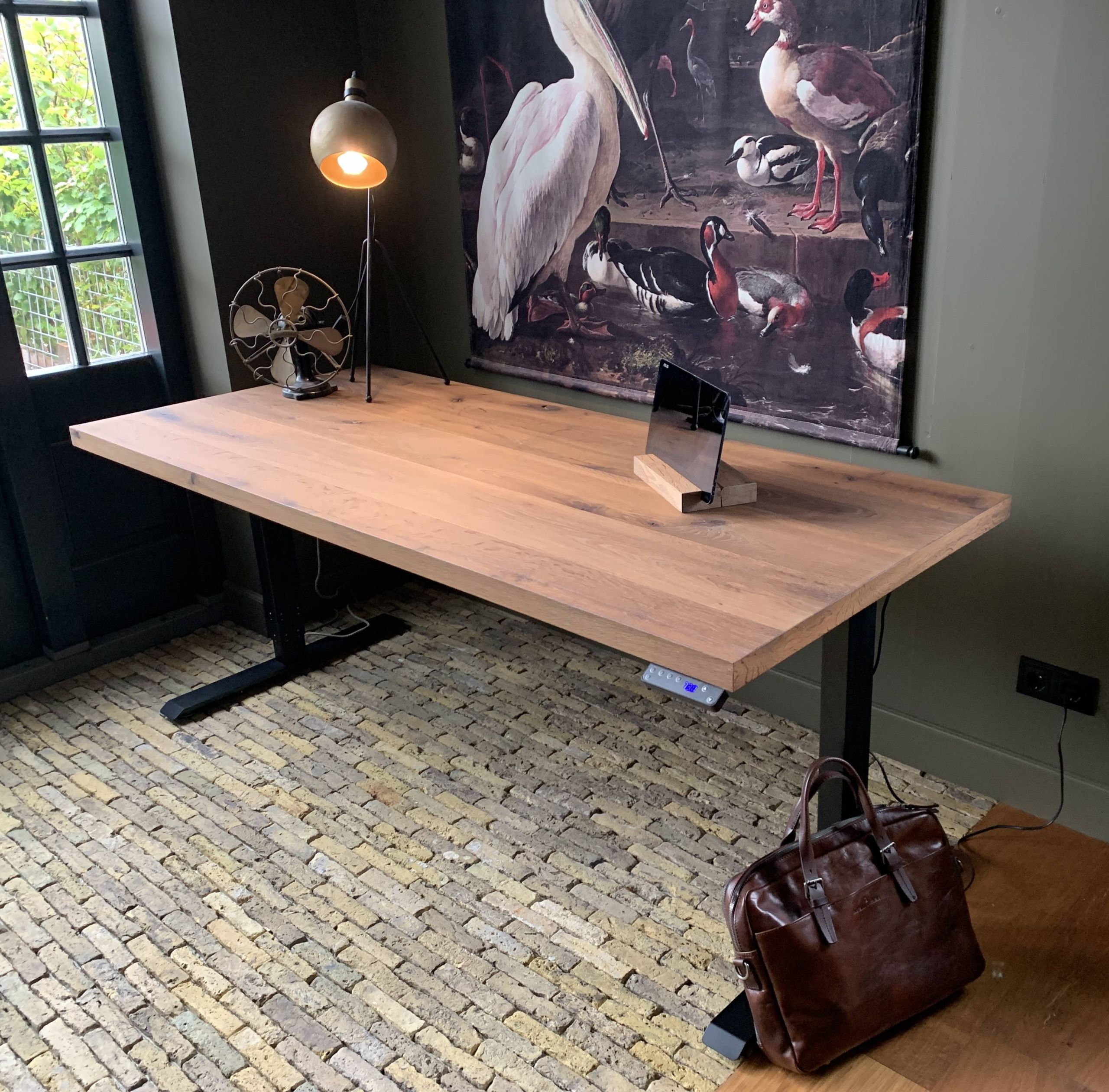 Donker eiken zit sta bureau design