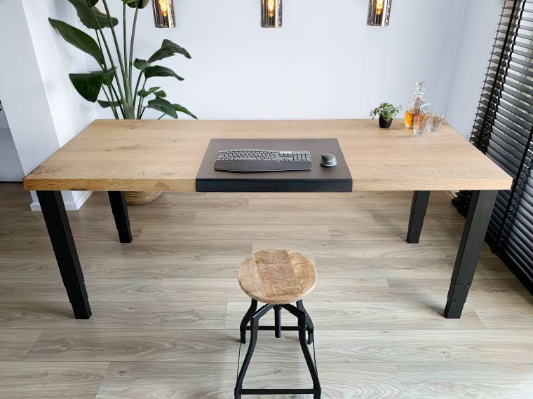 Luxe zit-sta bureau met blank eiken bureaublad en zwart onderstel