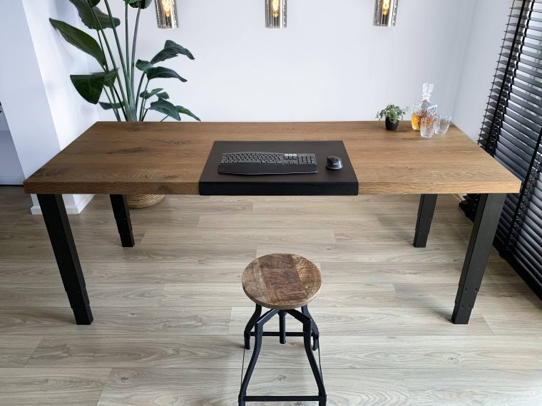 Luxe bureau met 4 motoren en donker eiken.