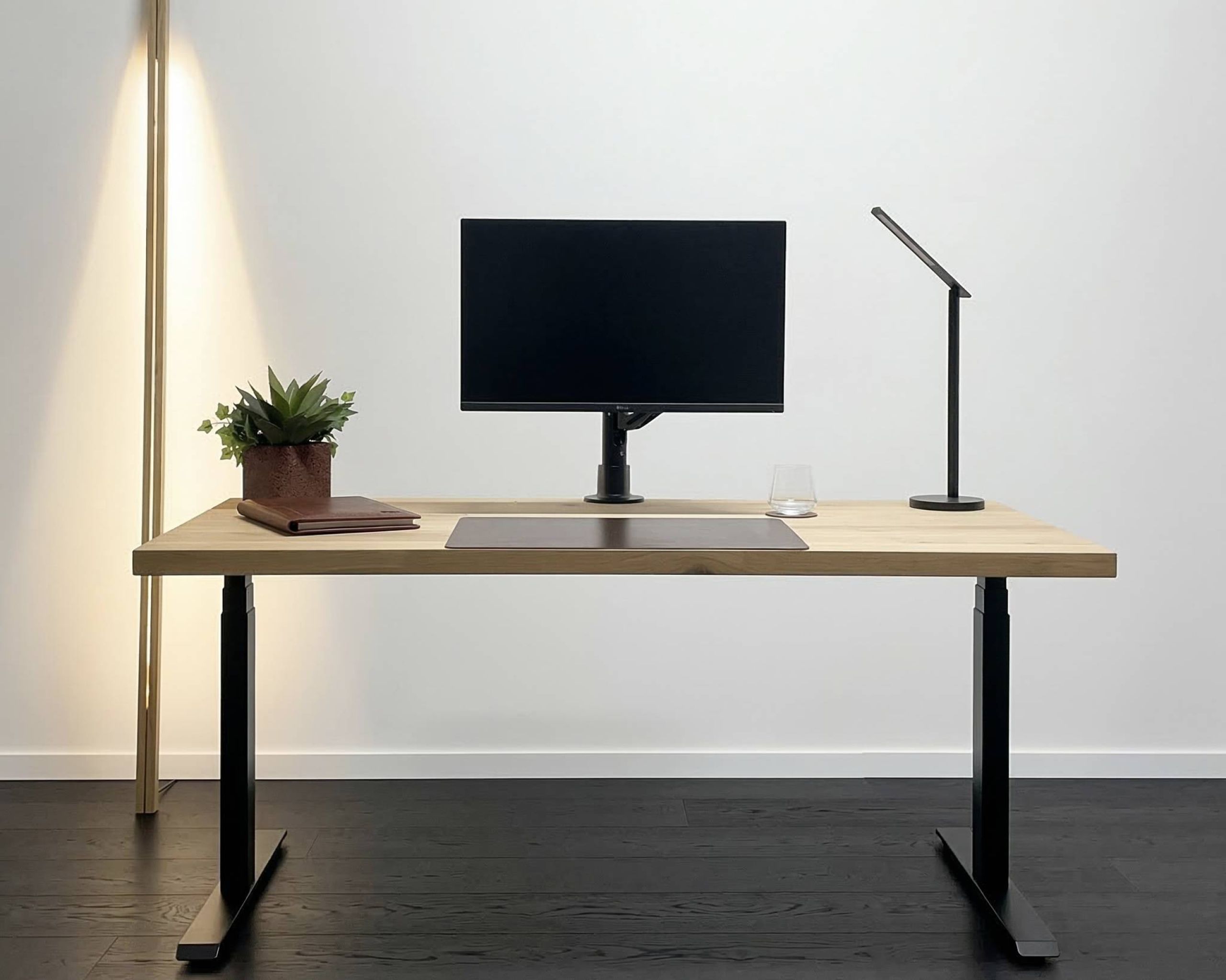 Zwart onderstel en verfijnd eiken bureaublad zonder noesten