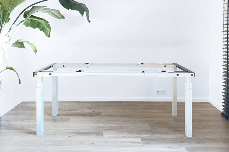 In hoogte verstelbaar bureau met 4 poten