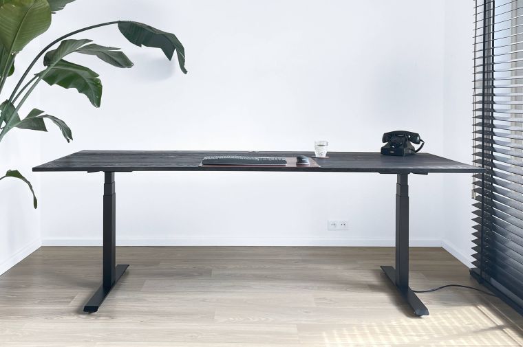Zwart eiken zit-sta bureau te koop in Tilburg