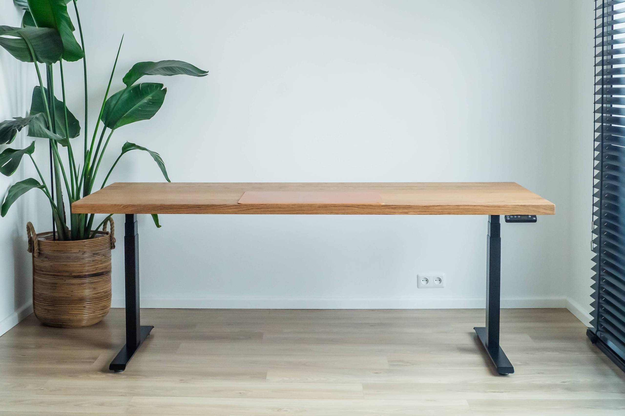 Donker eiken bureau met leren bureaulegger
