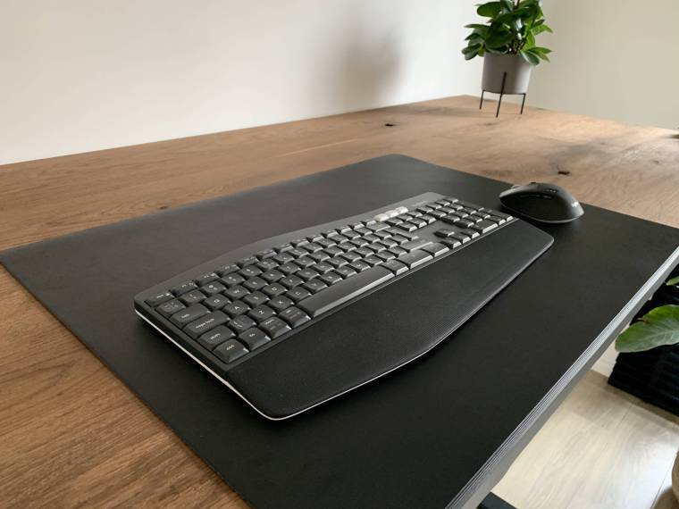 Ergonomisch toetsenbord, bureaulegger en zit sta bureau eiken