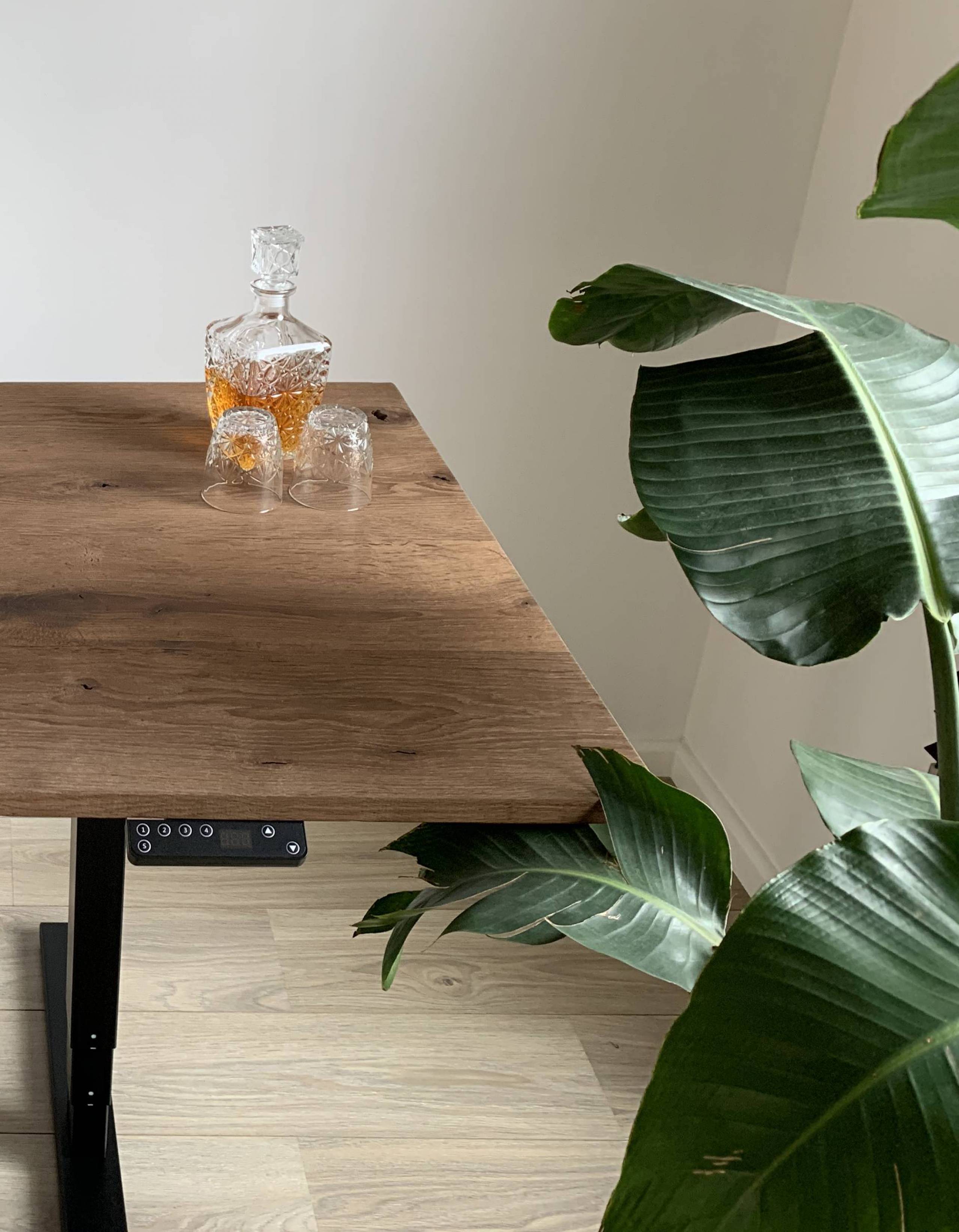 Zit-sta bureau donker eiken met glas en plant