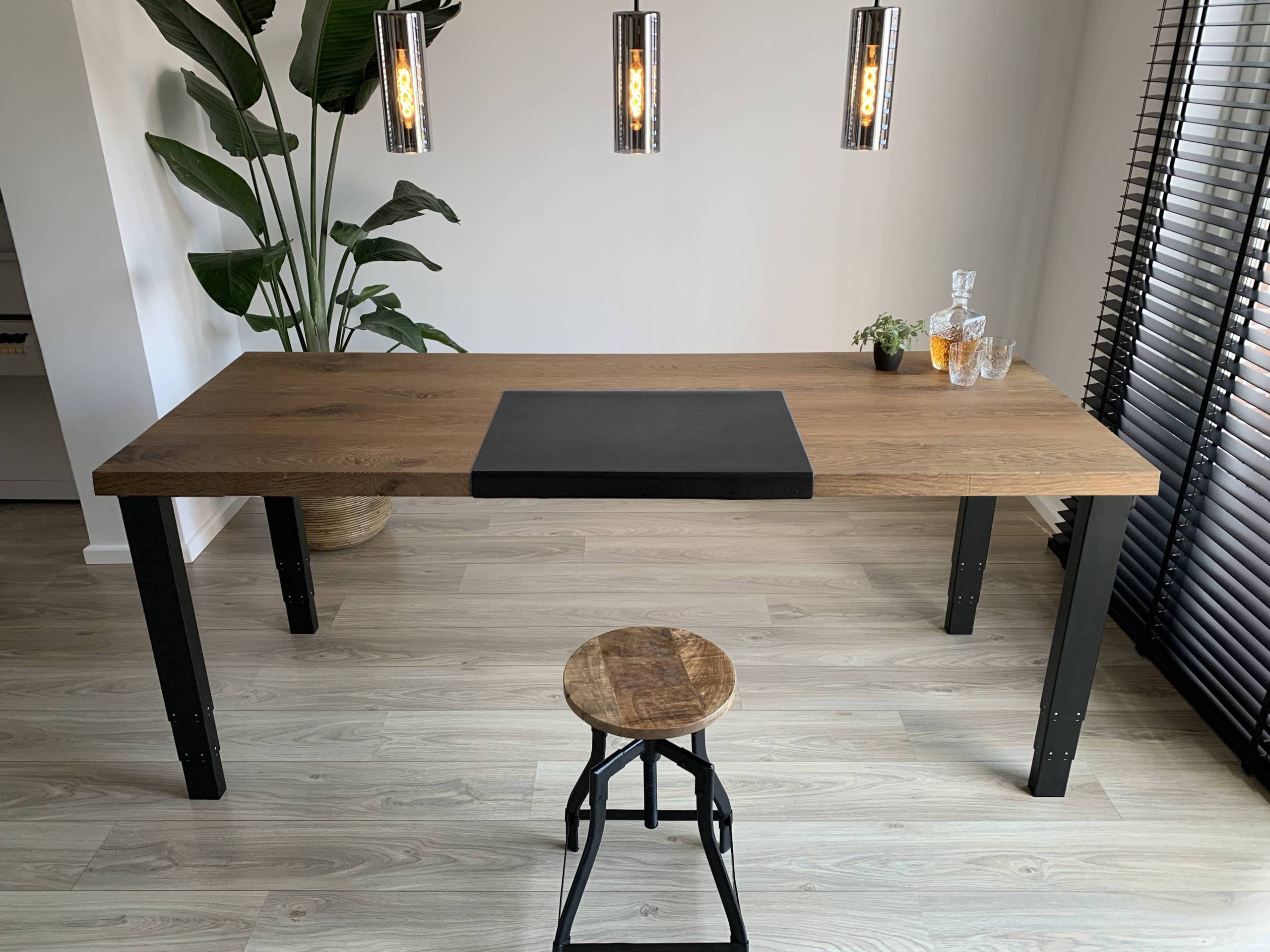 Luxe bureau met 4 motoren en donker eiken.