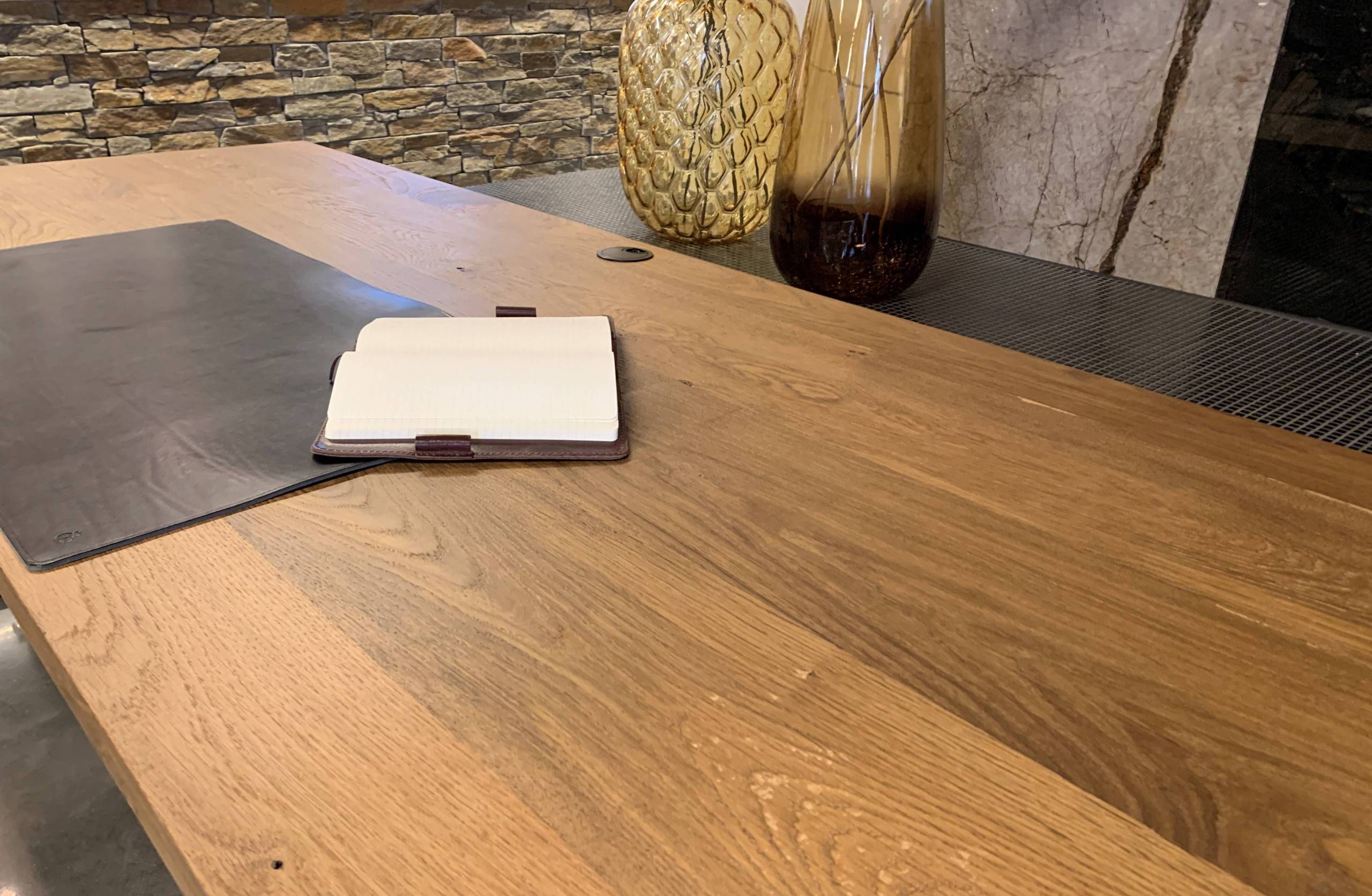 Donker eiken, hoogte verstelbaar tafel
