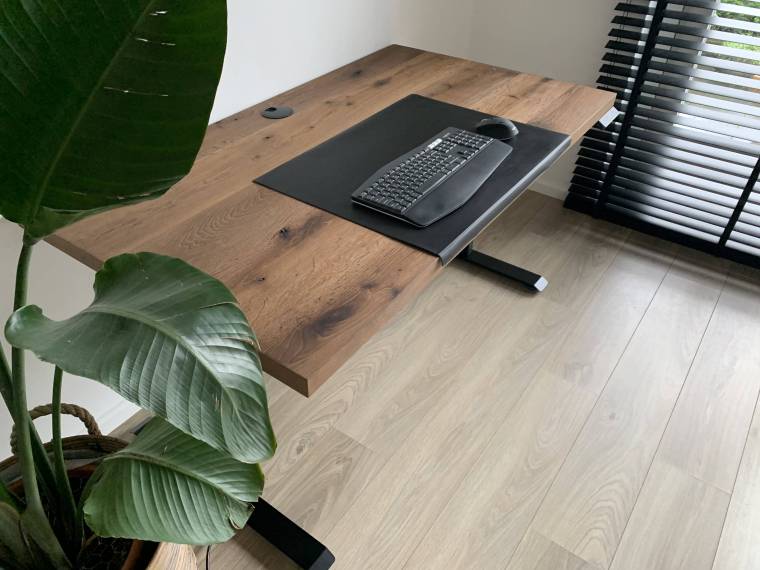Donker eiken zit sta bureau met zwart onderstel uit Tilburg