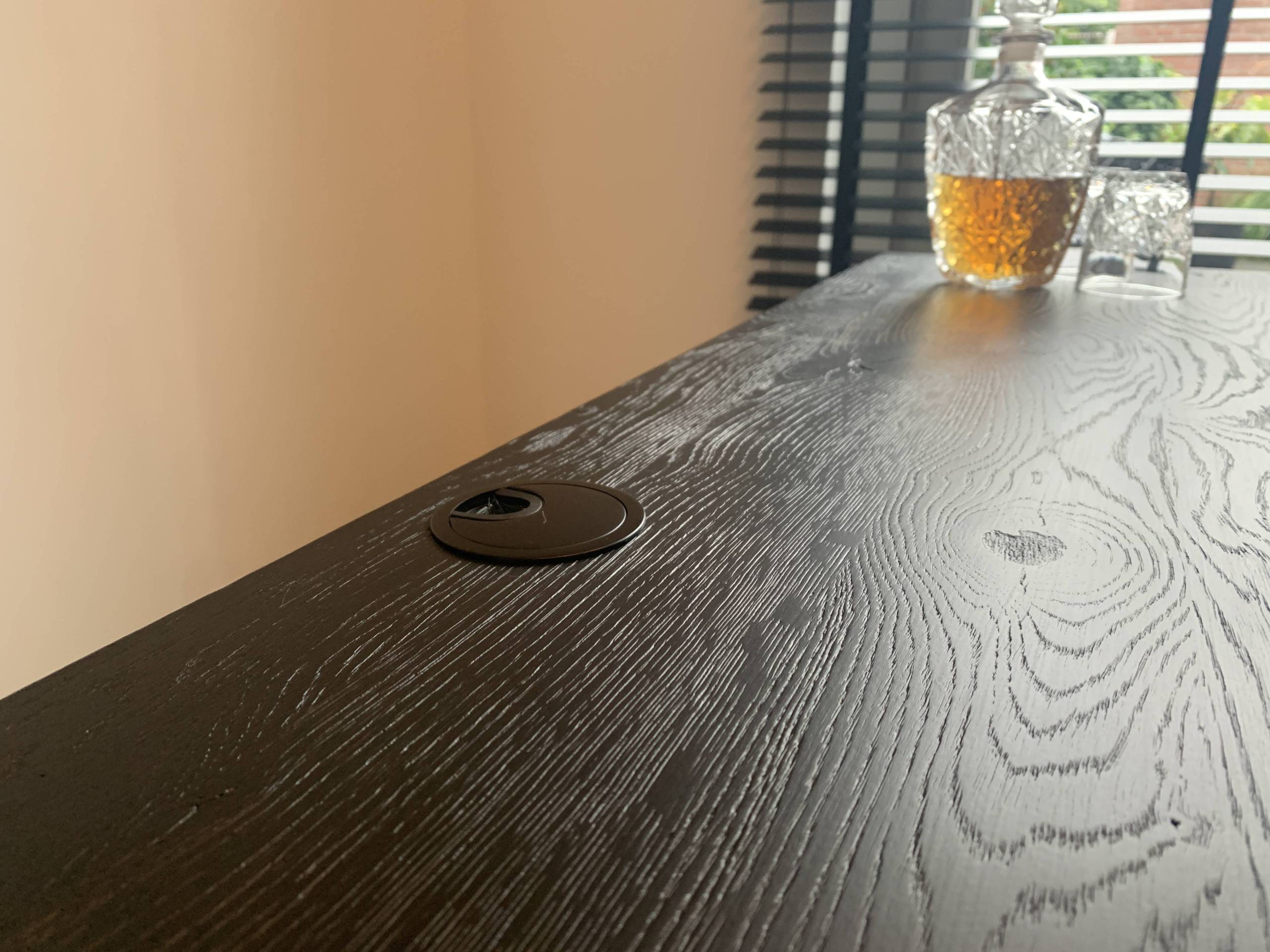 Zwart behandeld eiken zit-sta tafel
