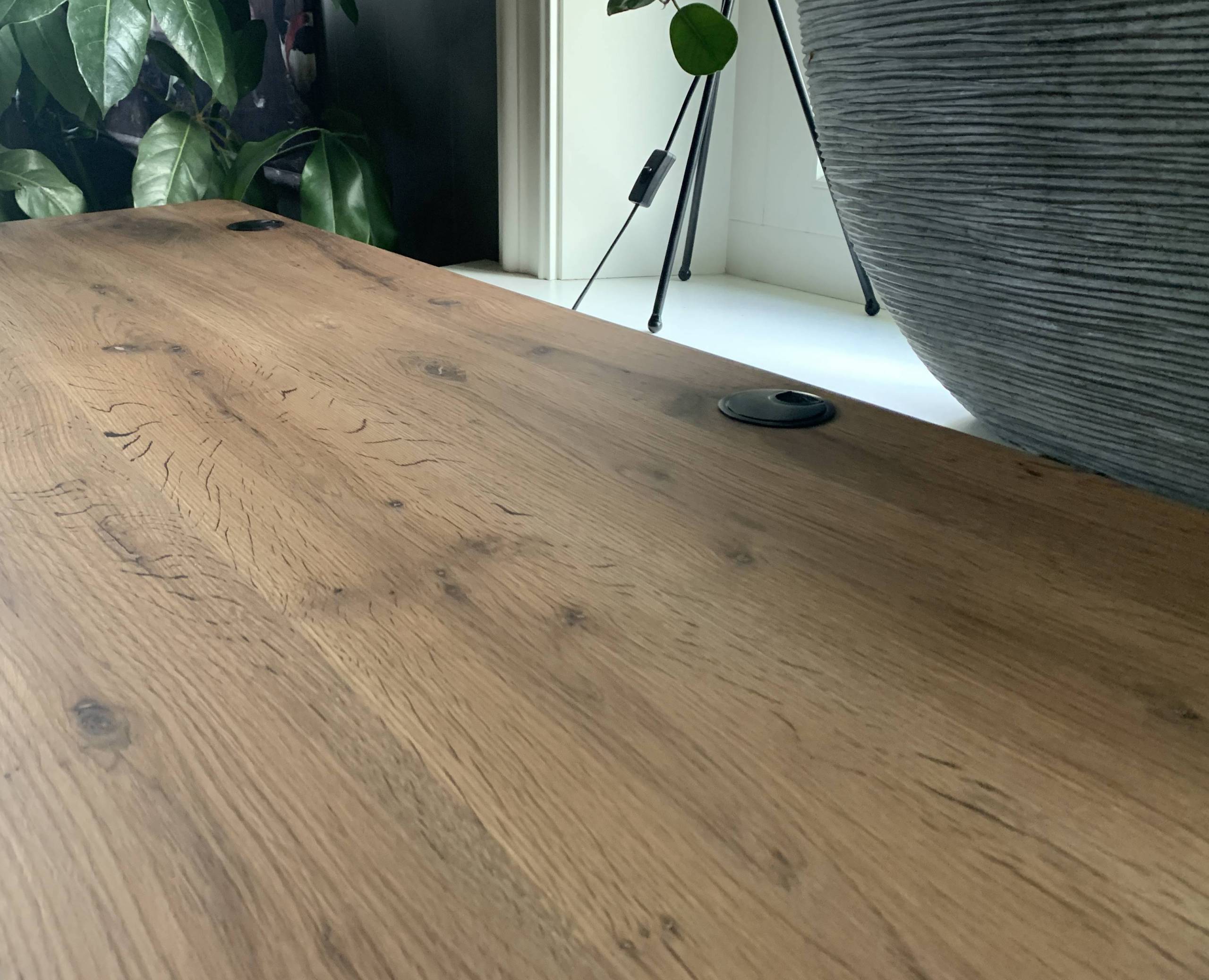 Kabeldoorvoer zit sta bureau