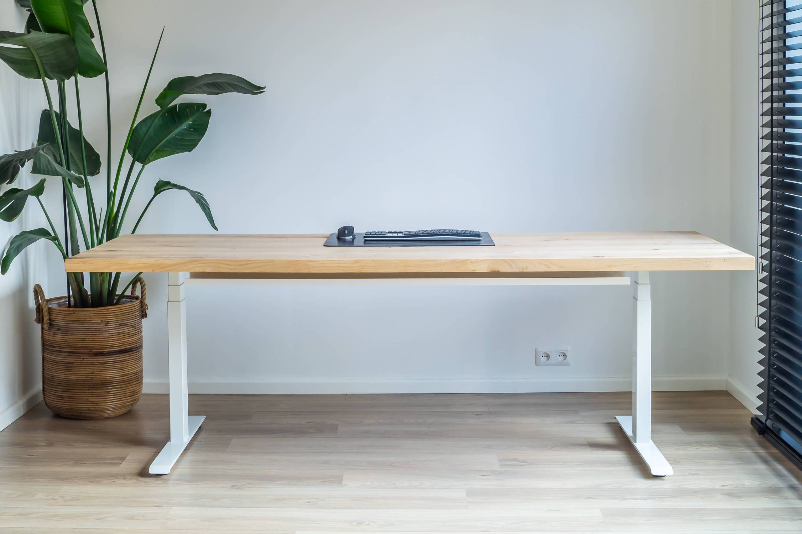 Kabelgoot wit 147cm, blank eiken bureau, wit onderstel