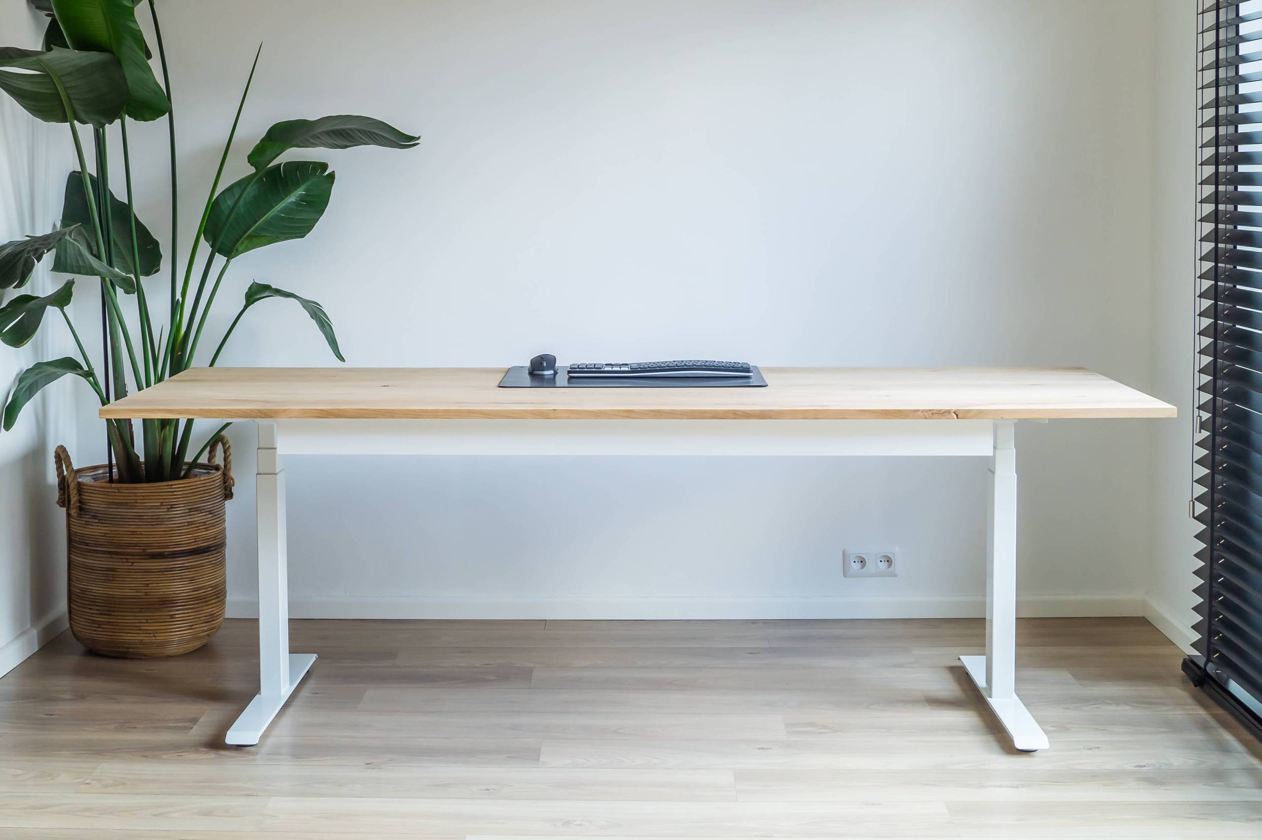 Kabelgoot 147cm wit, eiken bureaublad, wit onderstel.