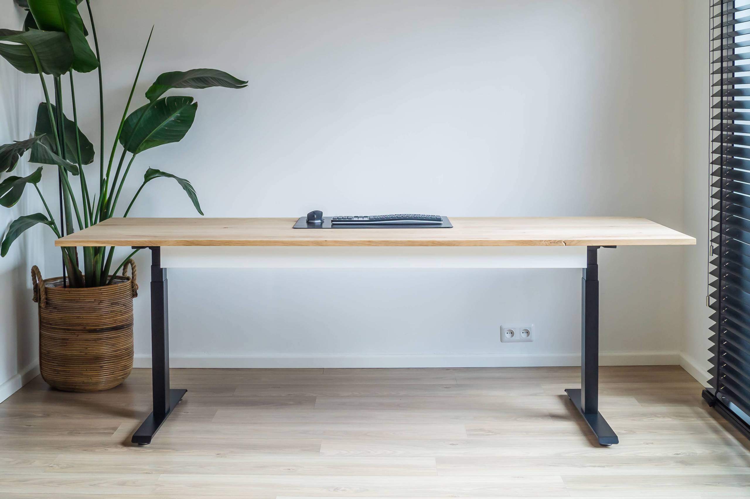 Kabelgoot wit 147cm, zwart onderstel, eiken bureaublad