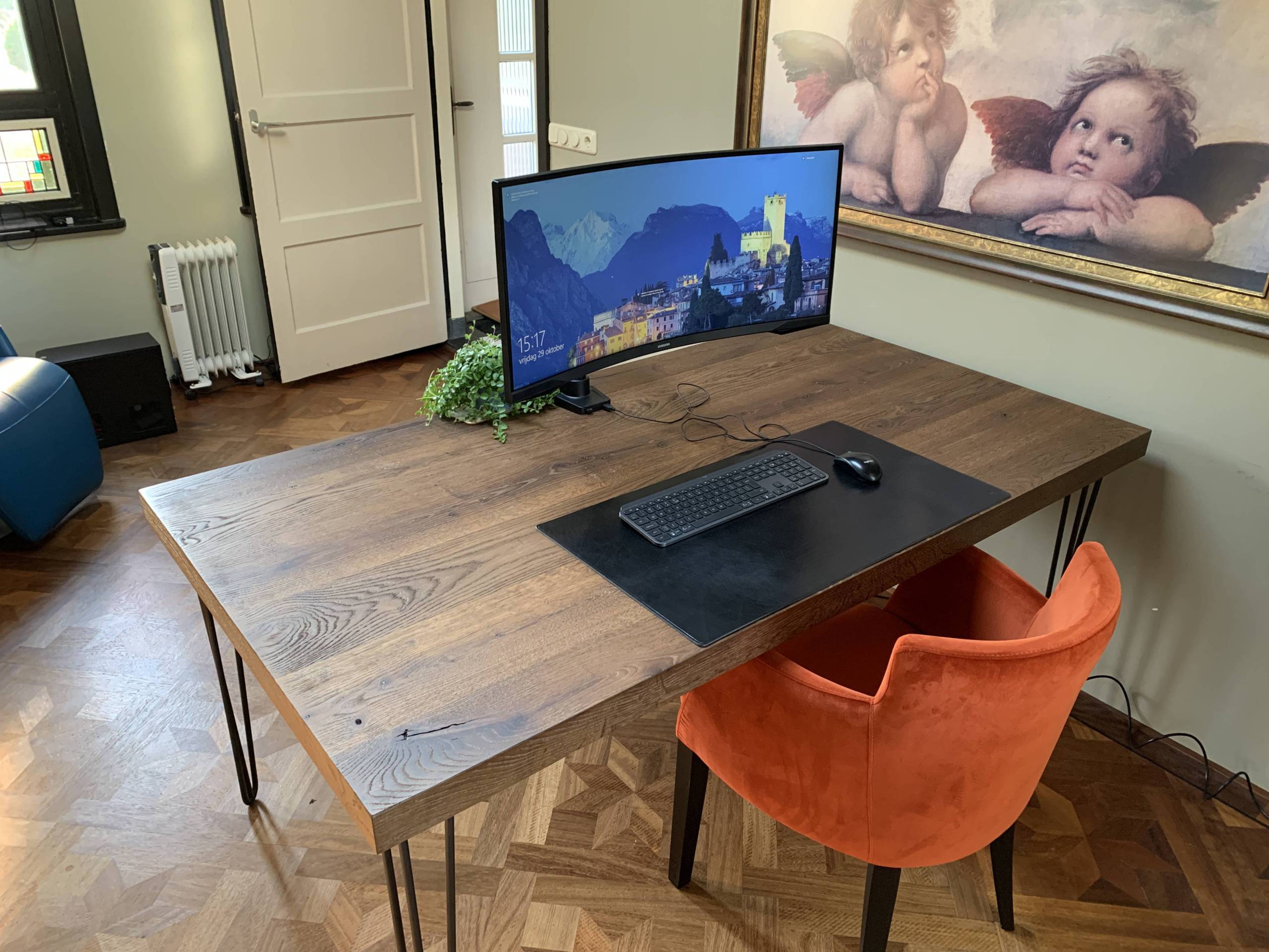 Donker eiken bureau met zwart leren bureaulegger