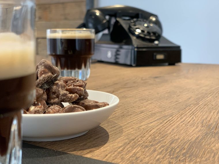 Sfeer, koffie, warmte eiken zit sta bureau