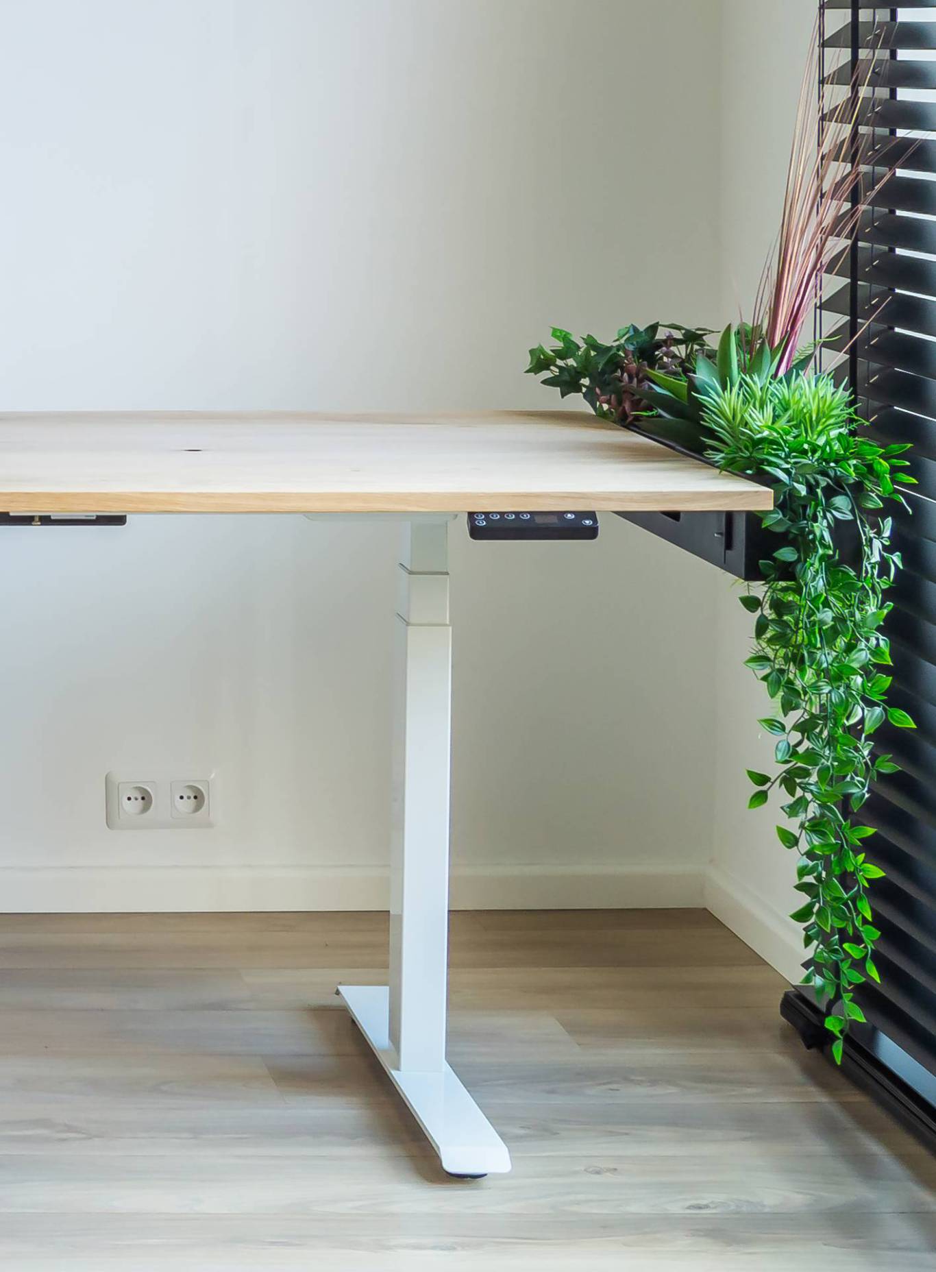 Plantenbak zwart aan zit sta bureau