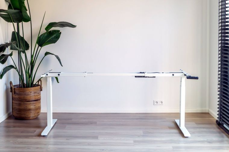 Houten zit sta bureau van eiken en wit onderstel