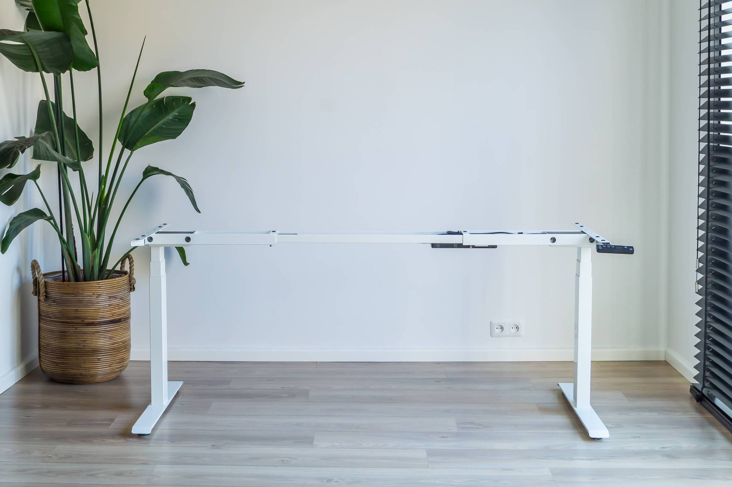 Hoog laag bureau in wit uitgevoerd
