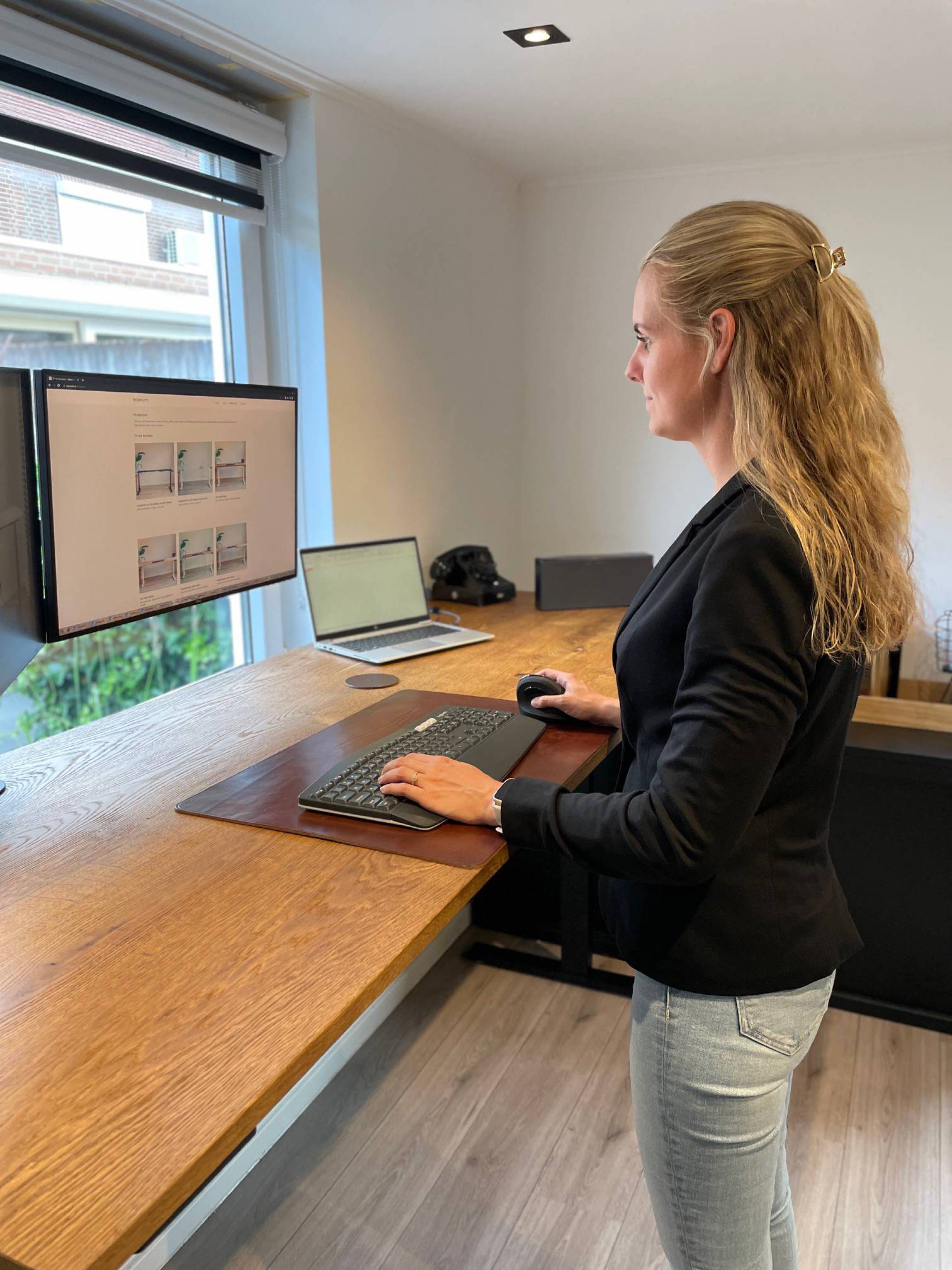 Donker eiken zit sta bureau in hoogte verstelbaar