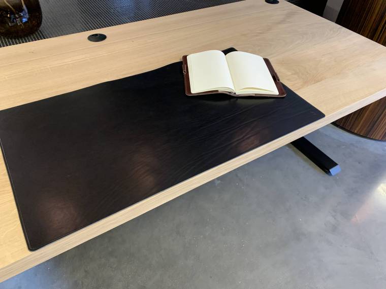 Blank eiken zit sta bureau met bureaulegger en notitieblok van leer