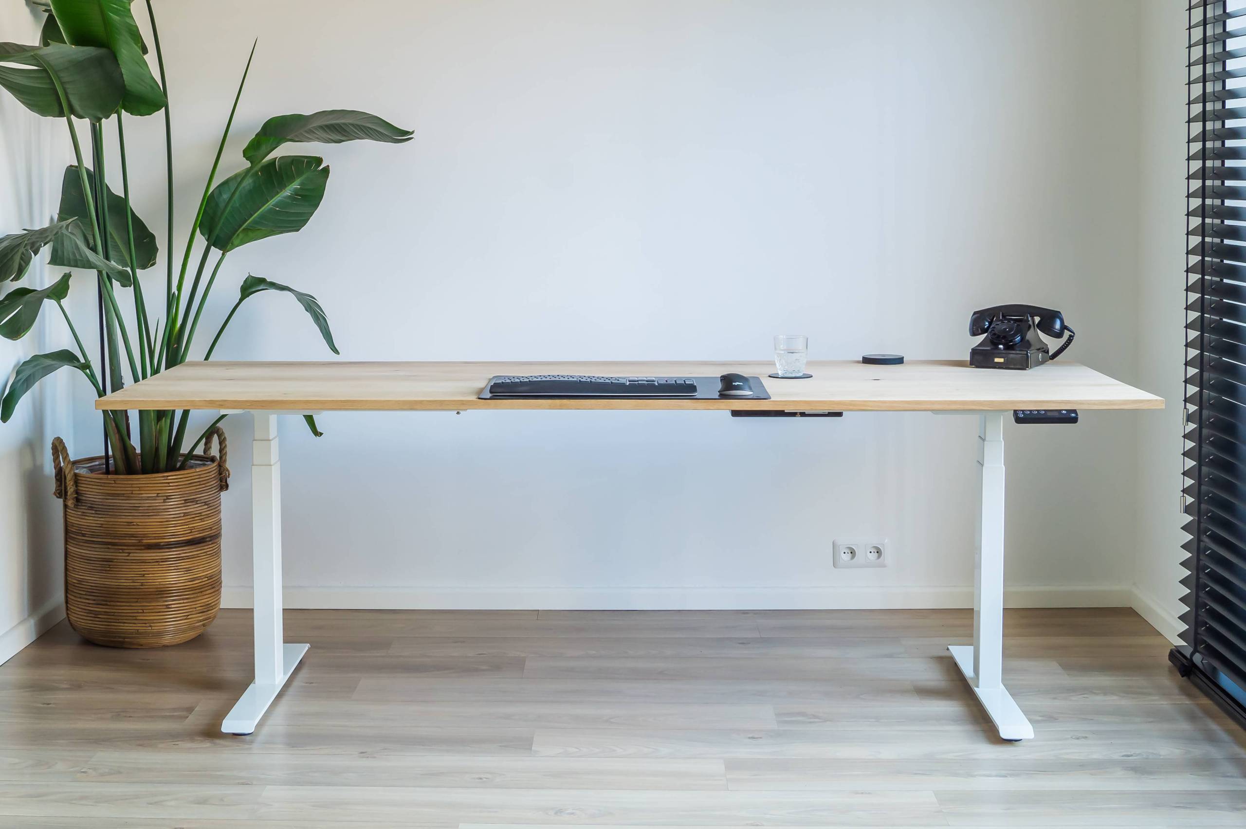 Wit onderstel hoog laag bureau met eiken bureaublad
