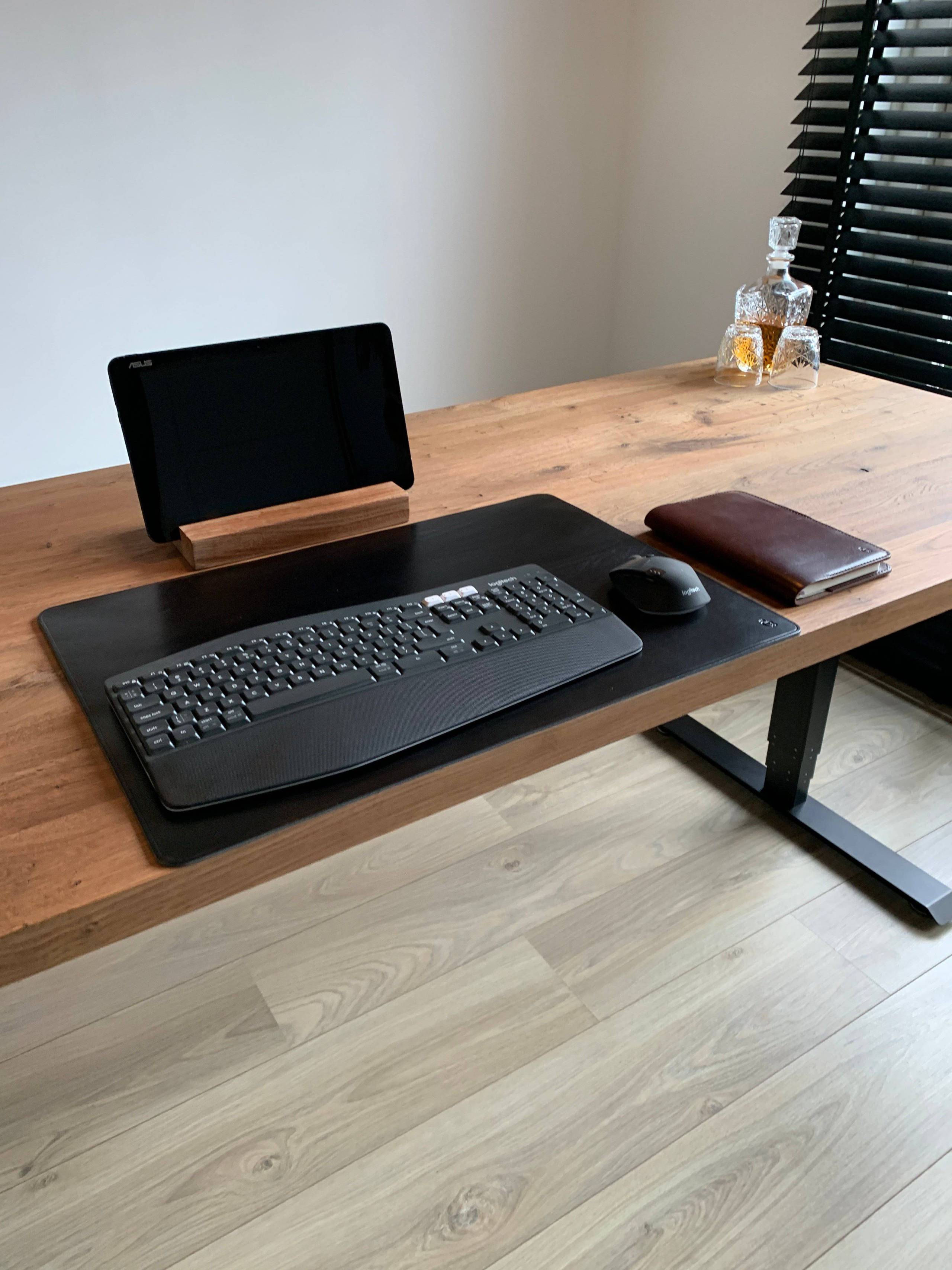 Donker eiken bureaublad, in hoogte verstelbaar onderstel, ergonomisch