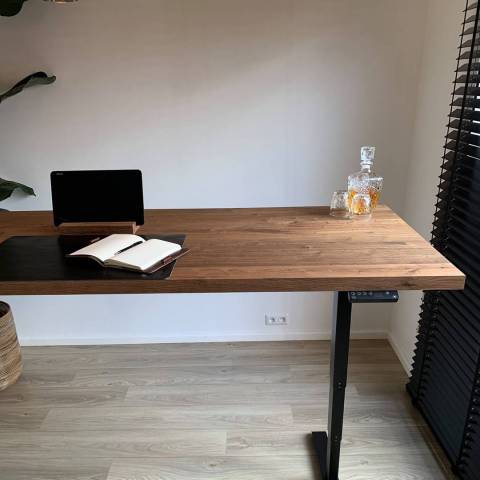 Donker eiken zit sta bureau met accessoires
