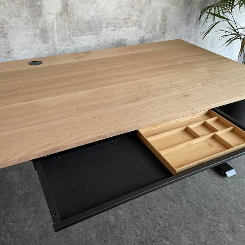 Blank eiken zit sta bureau met zwarte lade