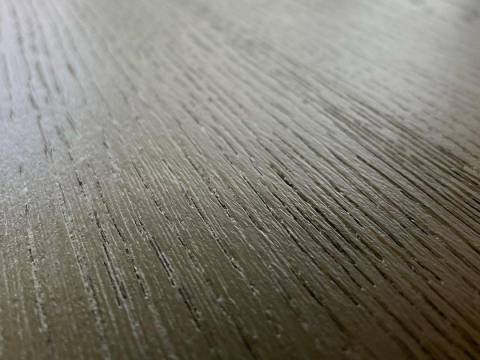 Geborsteld zwart behandeld eiken bureaublad