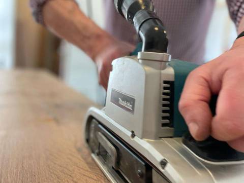 Makita bandschuurmachine met eiken bureaublad