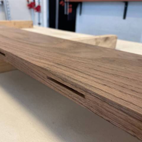 Donker eiken plank met lamellen frees